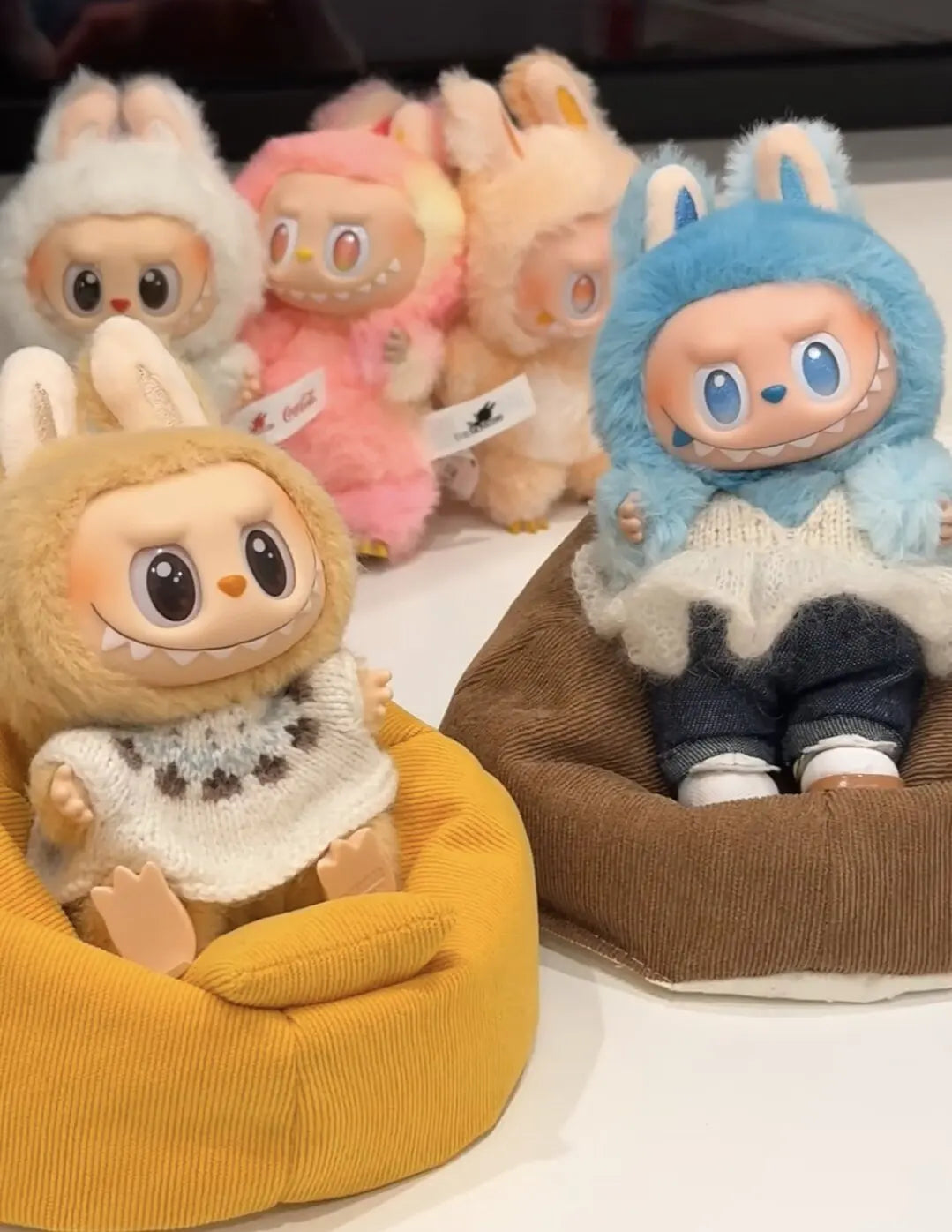 Vêtements de la série Big Into Energy de Labubu 3.0. Mini canapé paresseux de Labubu. Accessoires de Labubu.