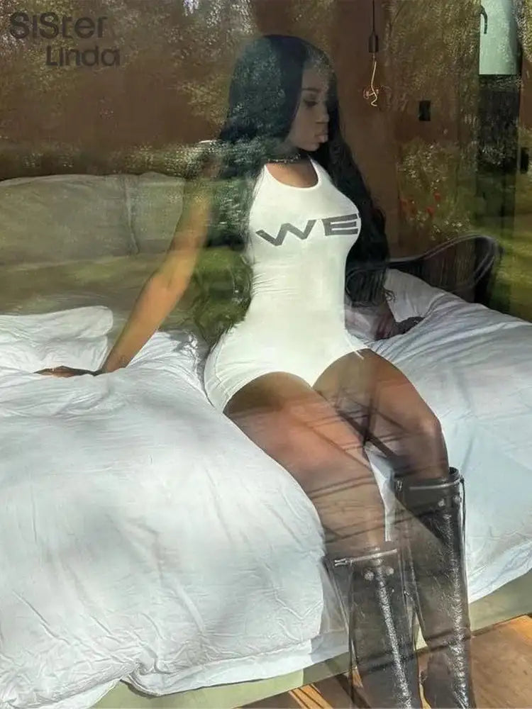 Mono corto informal auténtico para mujer, popular en verano de 2024, con tirantes, escote bajo y espalda descubierta, sin mangas, ideal para combinar con pantalones cortos.