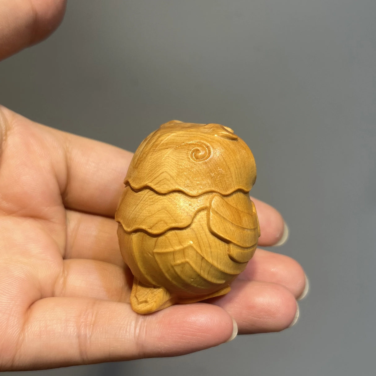 Adorable miniescultura de búho - Arte de madera artesanal - Decoración de escritorio con detalles intrincados - Agrega encanto a cualquier espacio