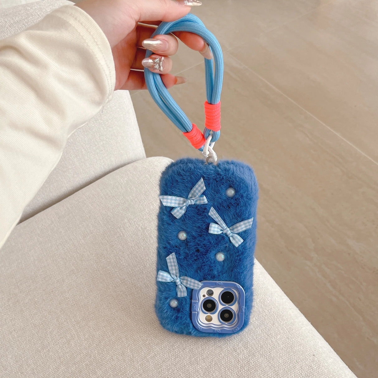 Funda para teléfono de felpa con lazo de perla de color liso simple