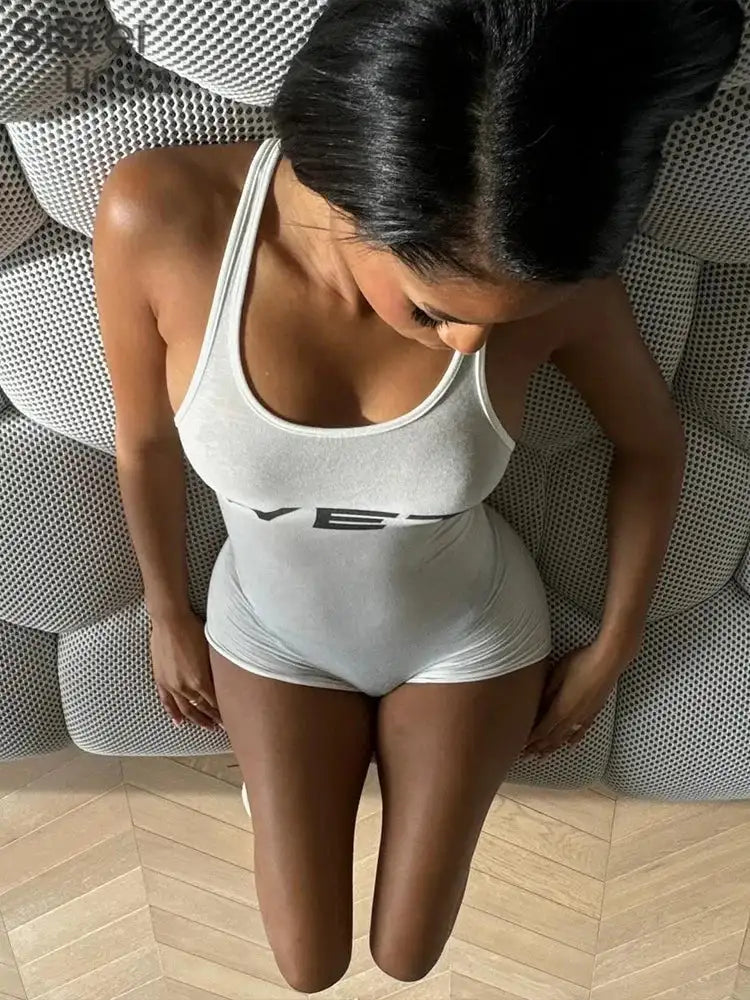 Mono corto informal auténtico para mujer, popular en verano de 2024, con tirantes, escote bajo y espalda descubierta, sin mangas, ideal para combinar con pantalones cortos.