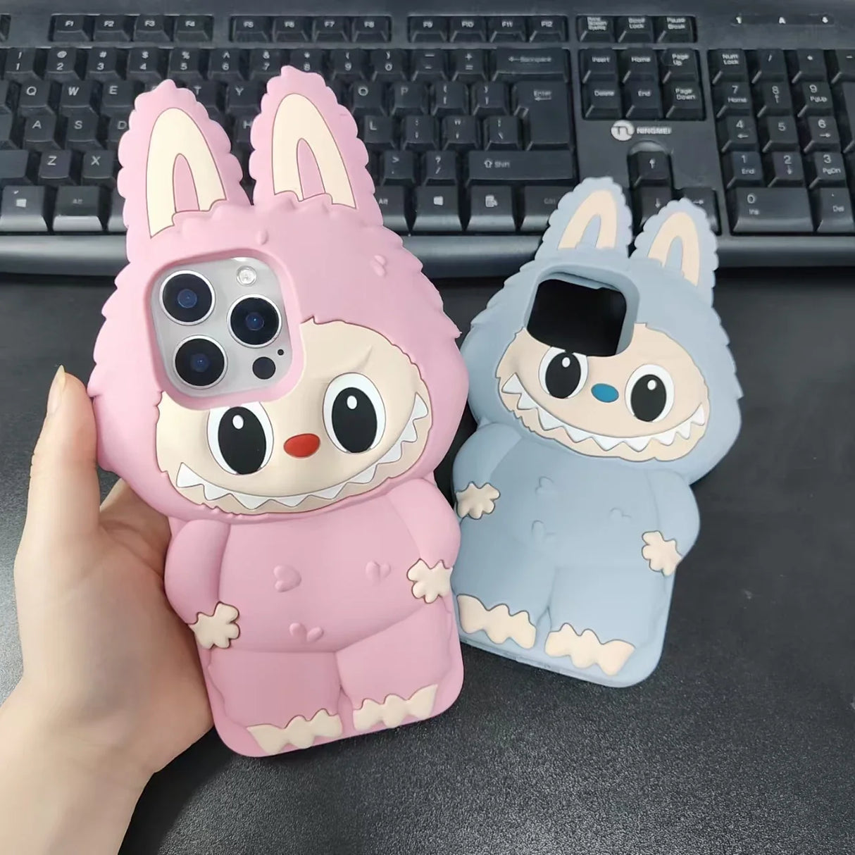 Funda de silicona suave con dibujos de monstruos lindos y soporte para teléfono
