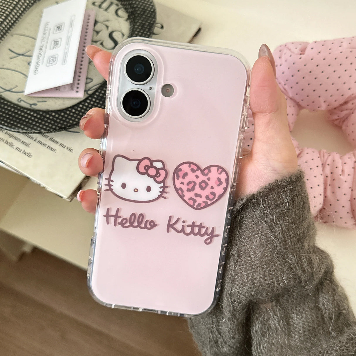 Bonita funda para iPhone con estampado de leopardo rosa de Hello Kitty de IMD.