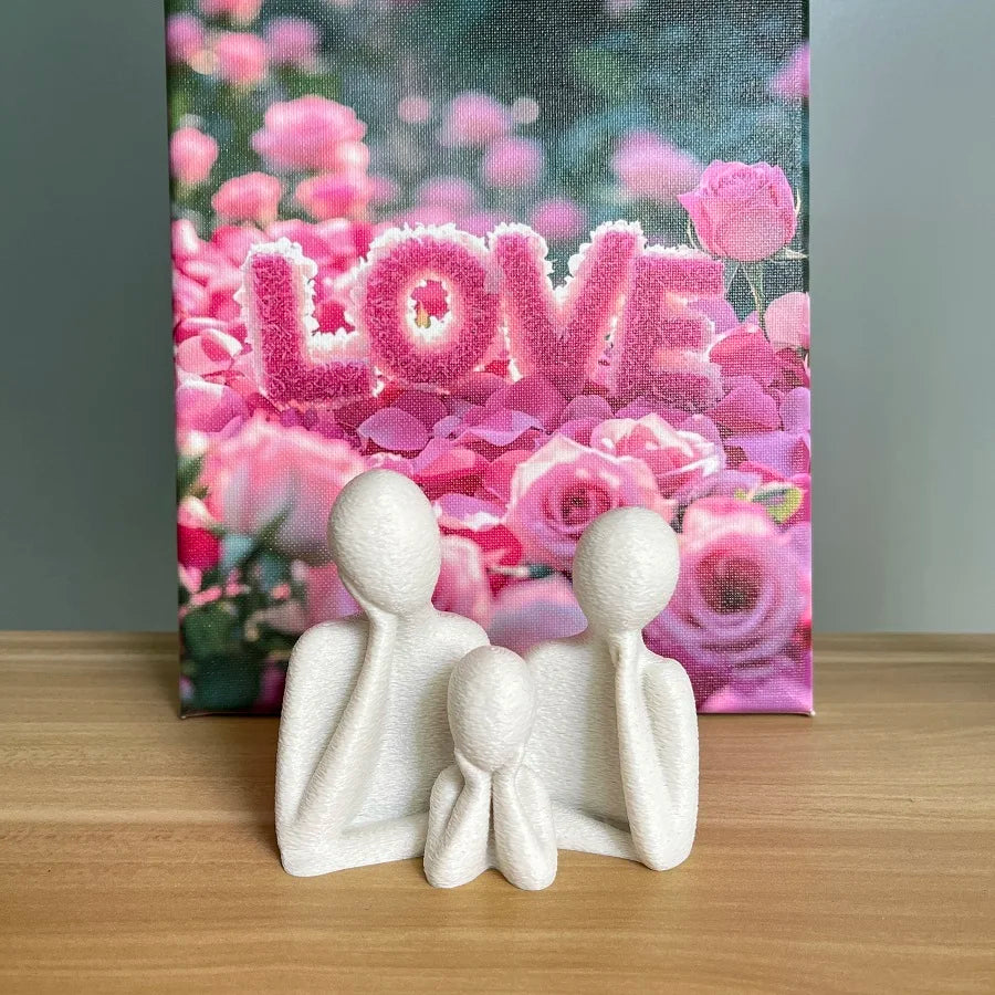 Una estatua de boda decorada familiarmente para tres personas, perfecta como regalo de aniversario para esposos, recién casados o como obra de arte.