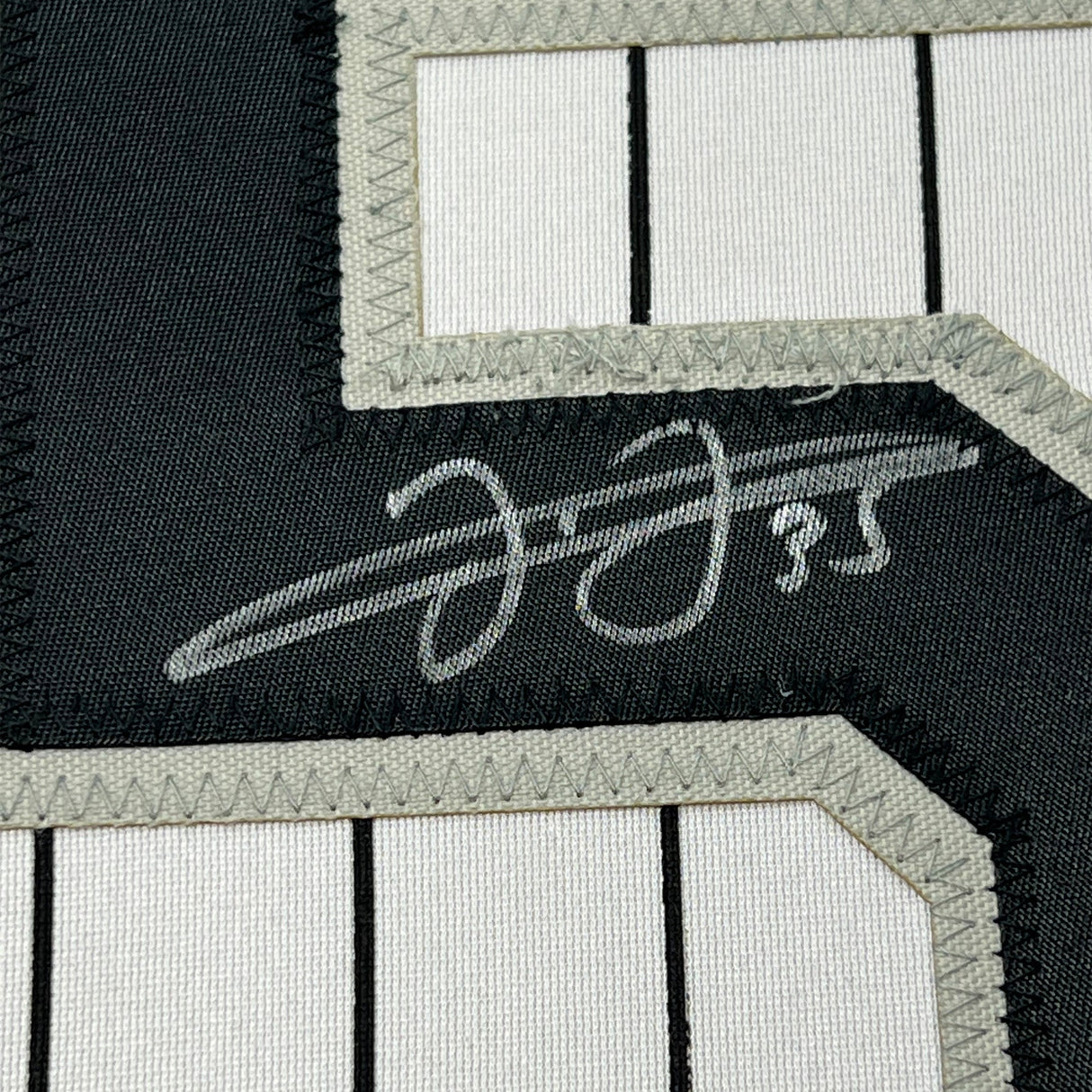 Camiseta de béisbol de rayas de Chicago, enmarcada, autografiada y firmada por Frank Thomas, 35 x 39, JSA COA