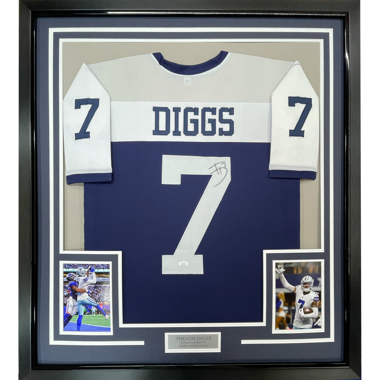 Camiseta de fútbol americano del Día de Acción de Gracias de Dallas, enmarcada, autografiada y firmada por Trevon Diggs, 35 x 39, JSA COA