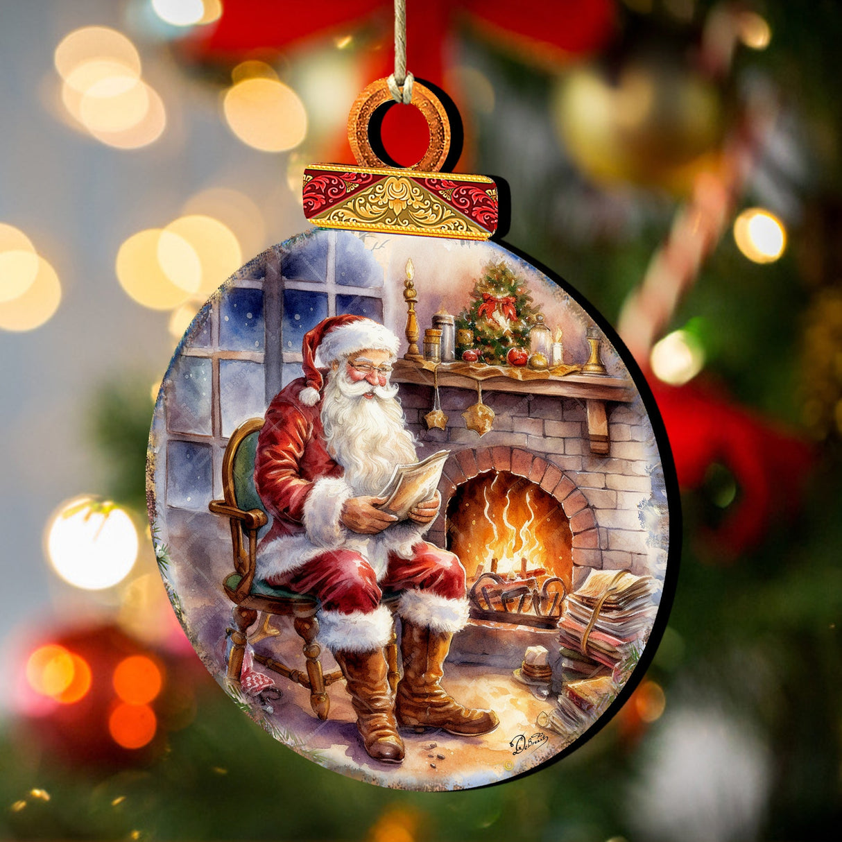 Adornos de madera con forma de corona de Papá Noel junto a la chimenea de G. Debrekht - Decoración navideña con muñeco de nieve de Papá Noel - 8611089-2