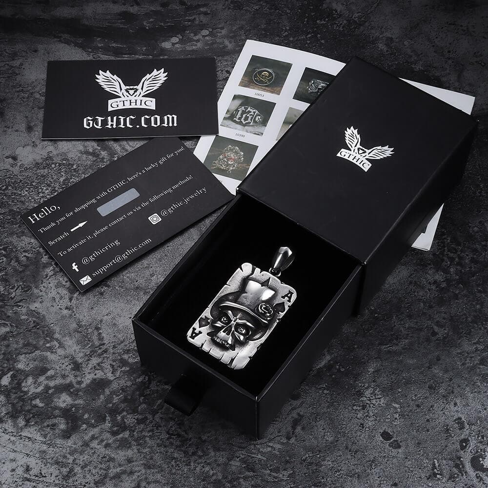 Colgante de calavera de acero inoxidable con as de picas