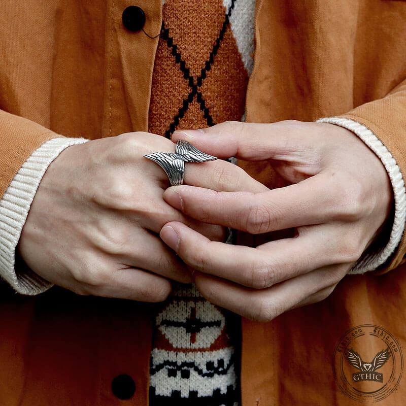 Anillo de acero inoxidable con alas de ángel que descienden