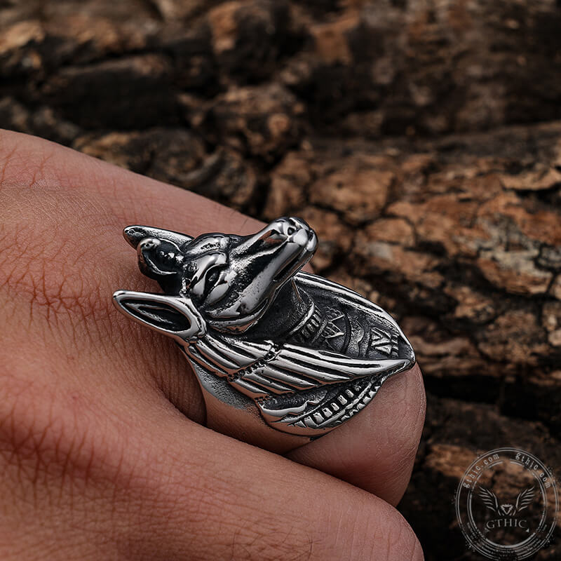 Anillo de acero inoxidable de Anubis con la mitología egipcia