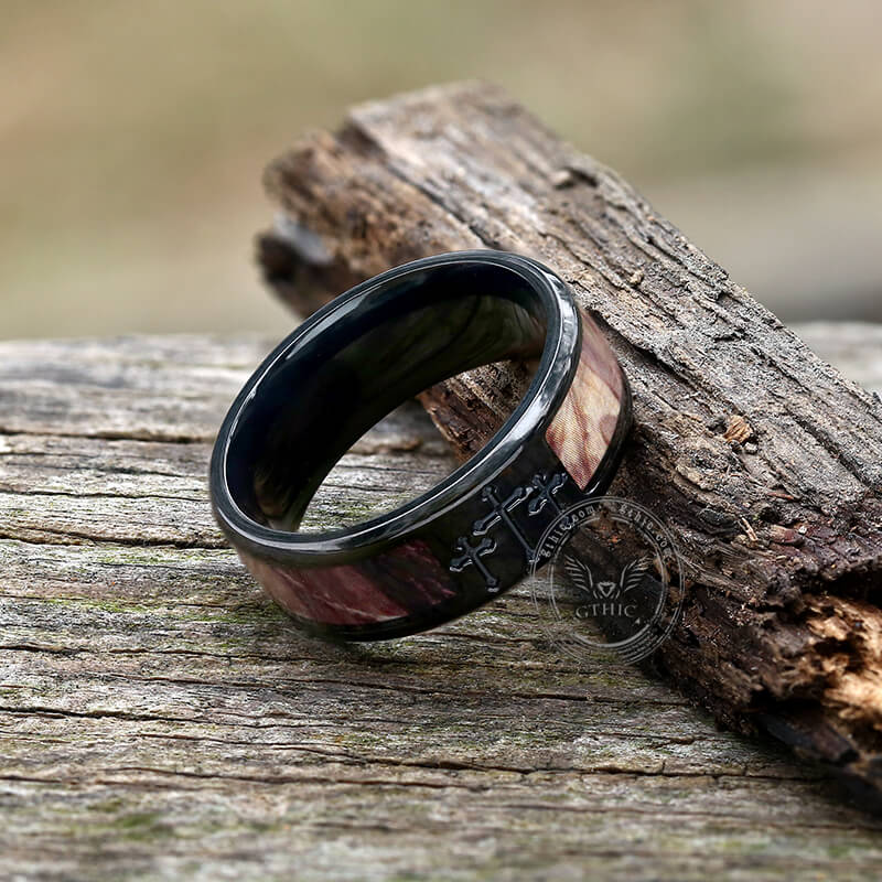 Anillo de titanio con cruz de camuflaje negro