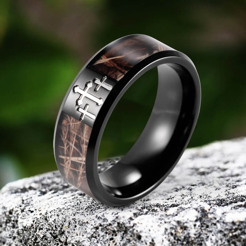 Anillo de titanio con cruz de camuflaje negro