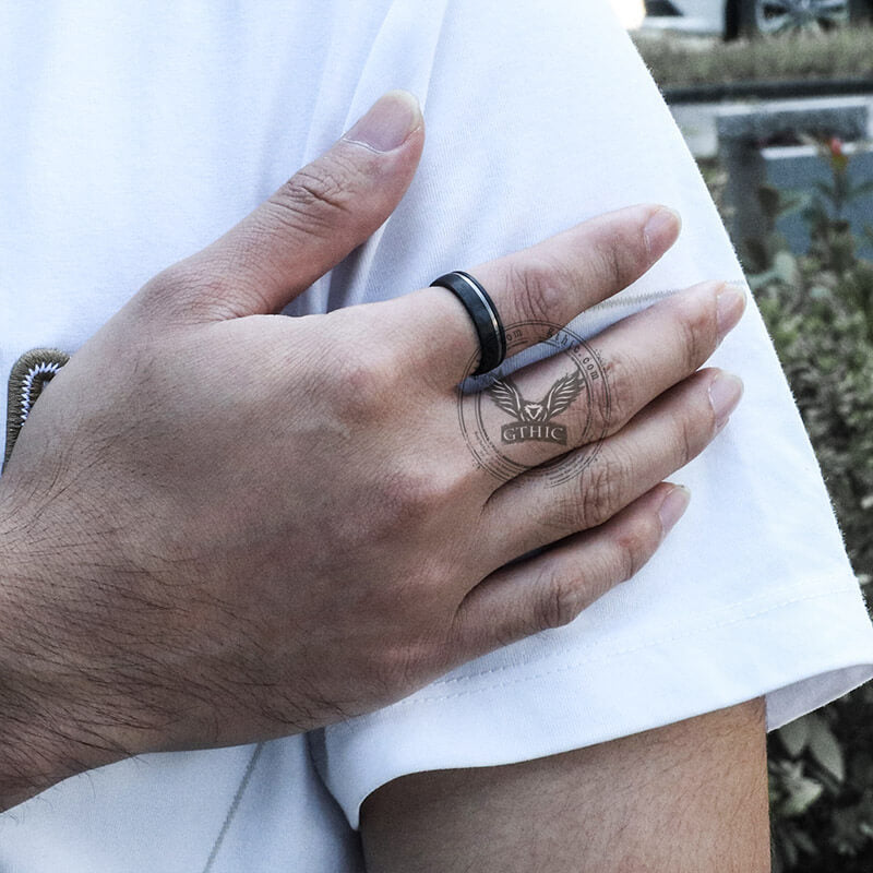 Anillo de bodas de titanio con circonitas negras ranuradas