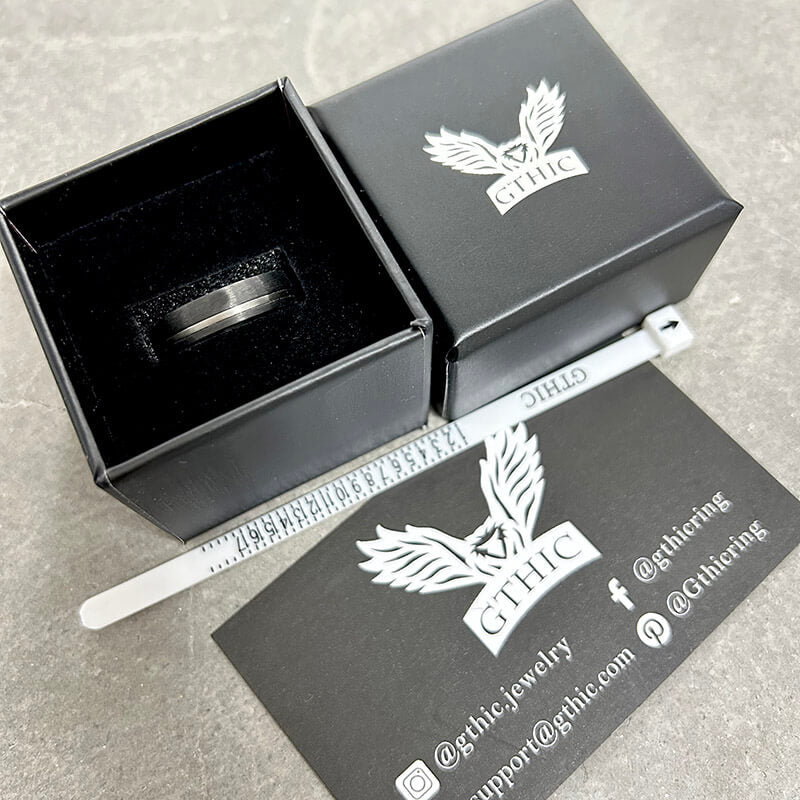 Anillo de bodas de titanio con circonitas negras ranuradas