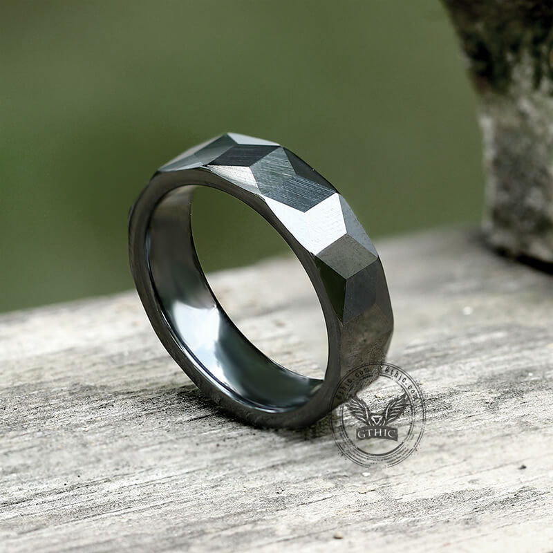 Anillo de cerámica facetada pulida negra