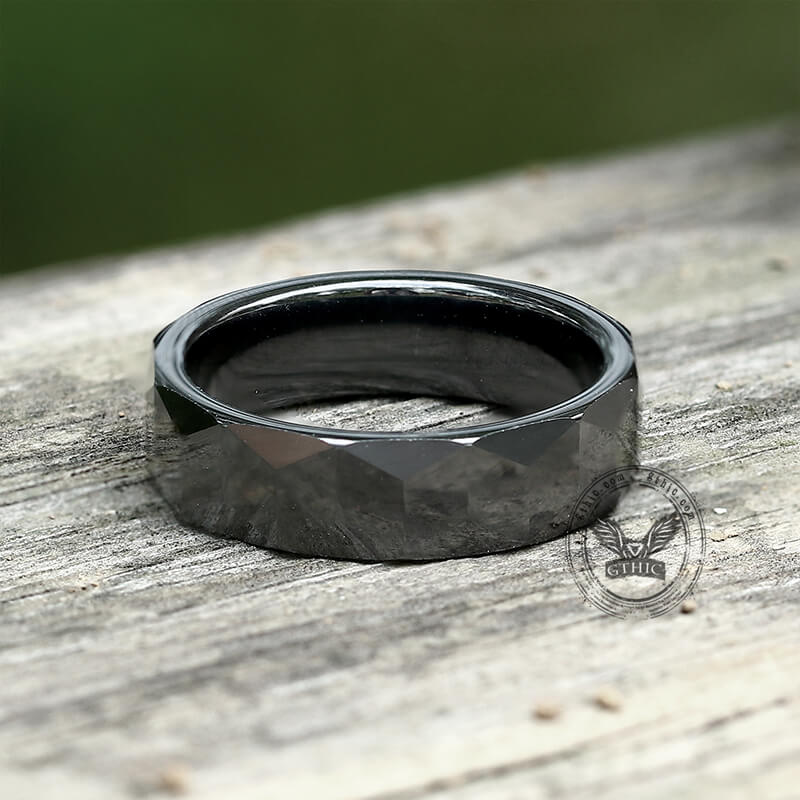 Anillo de cerámica facetada pulida negra