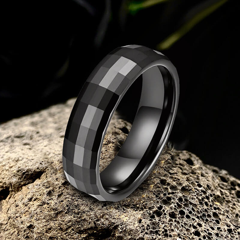 Anillo de cerámica facetada rectangular negra