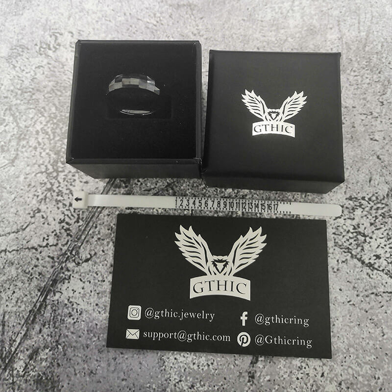 Anillo de cerámica facetada rectangular negra