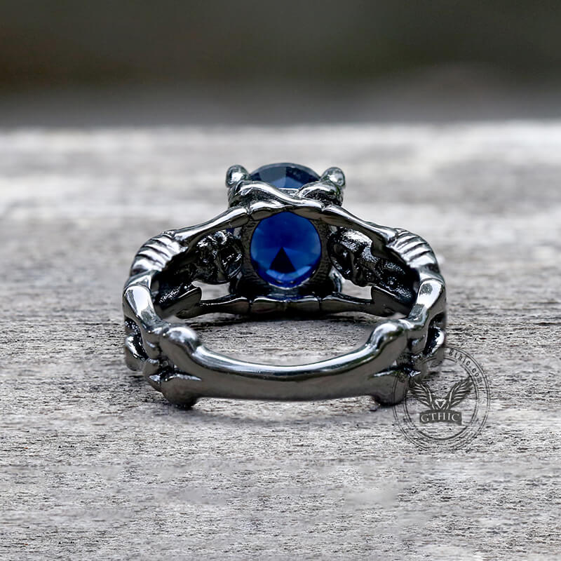 Anillo de latón con gema en homenaje a una calavera negra