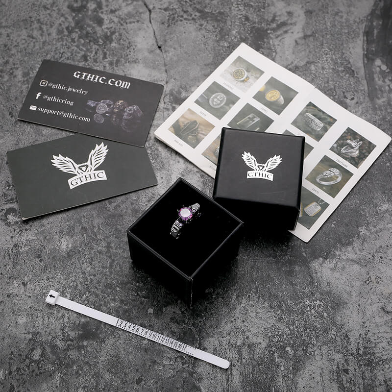 Anillo de latón con incrustaciones de circonita y calavera negra