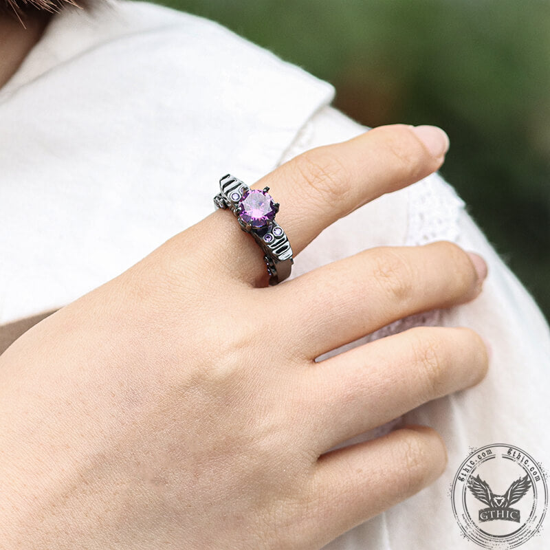 Anillo de latón con incrustaciones de circonita y calavera negra