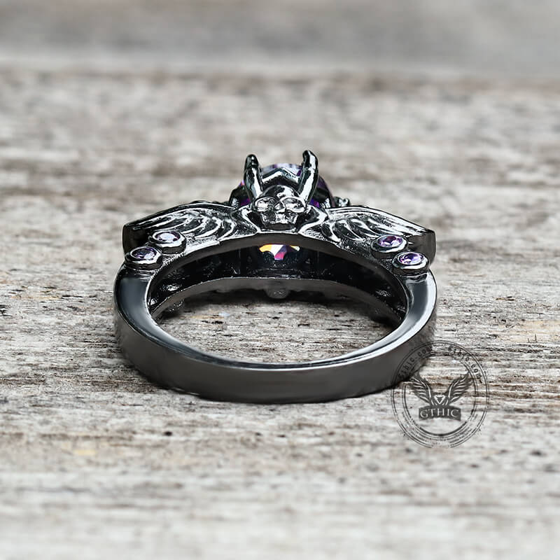 Anillo de latón con incrustaciones de circonita y calavera negra