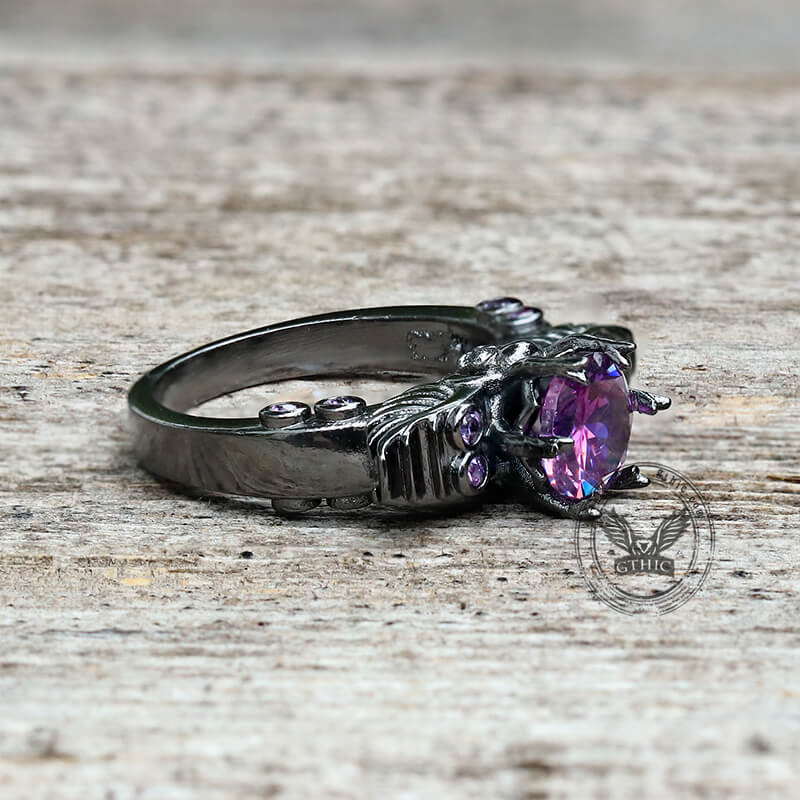 Anillo de latón con incrustaciones de circonita y calavera negra