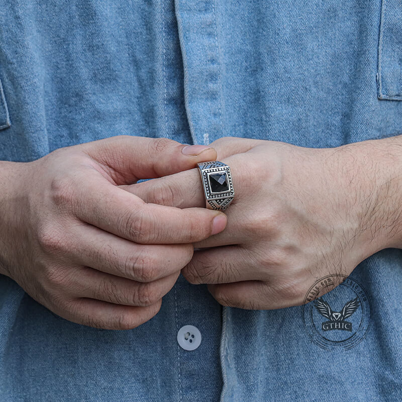 Anillo de acero inoxidable con piedra negra
