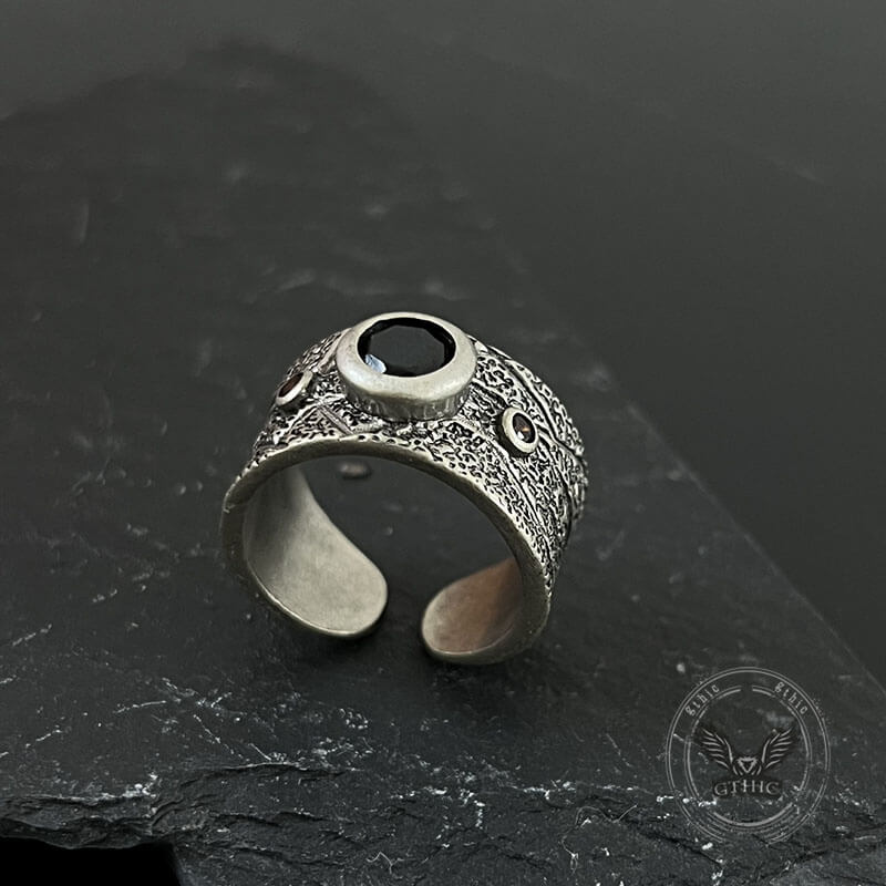 Anillo abierto de cobre con piedra texturizada negra engastada