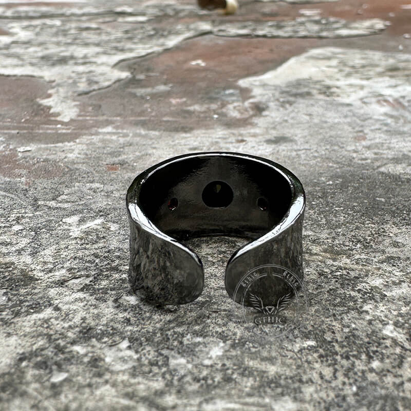 Anillo abierto de cobre con piedra texturizada negra engastada
