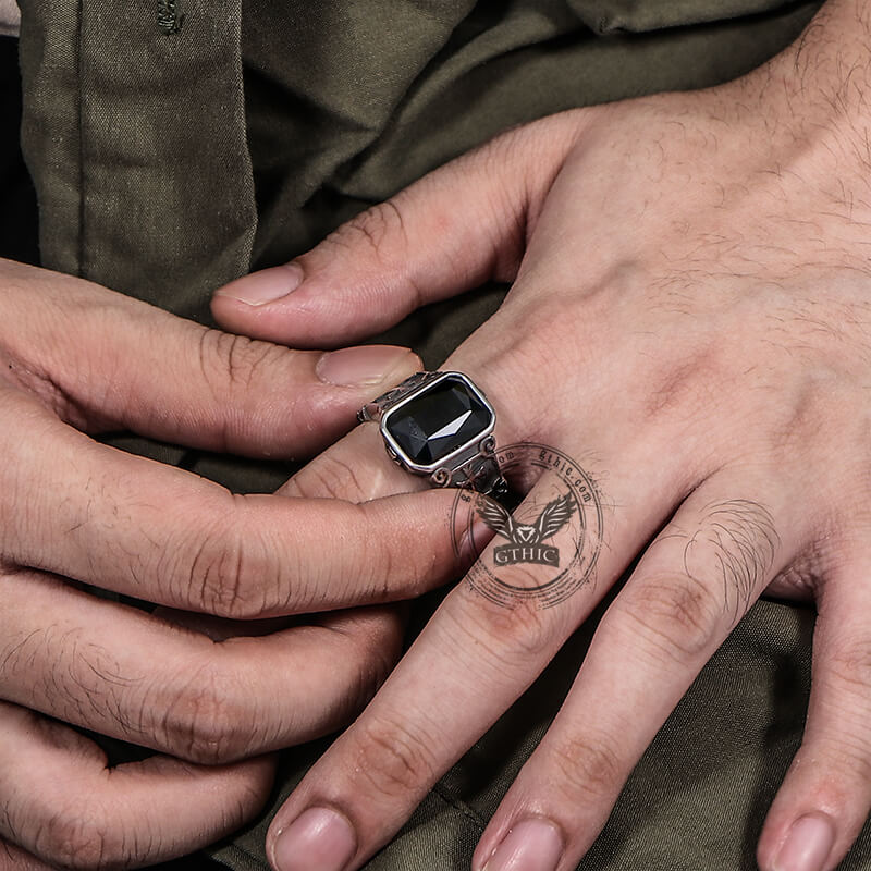 Anillo de acero inoxidable con cruz de circonita negra