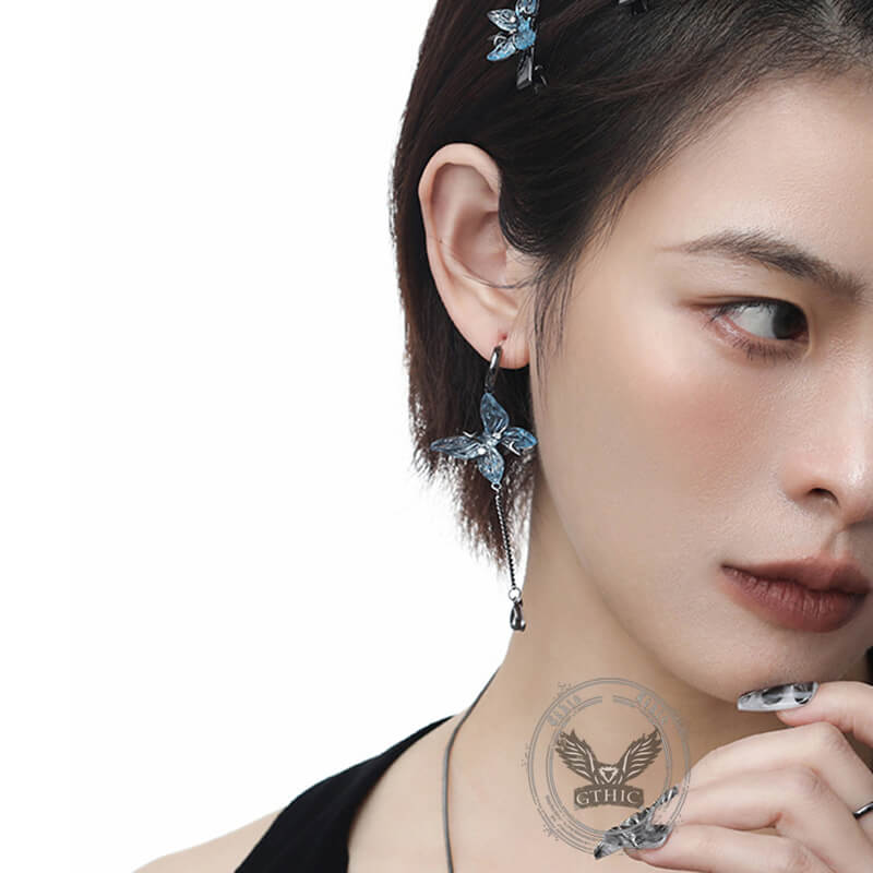 Pendientes colgantes asimétricos con borlas de mariposa azul