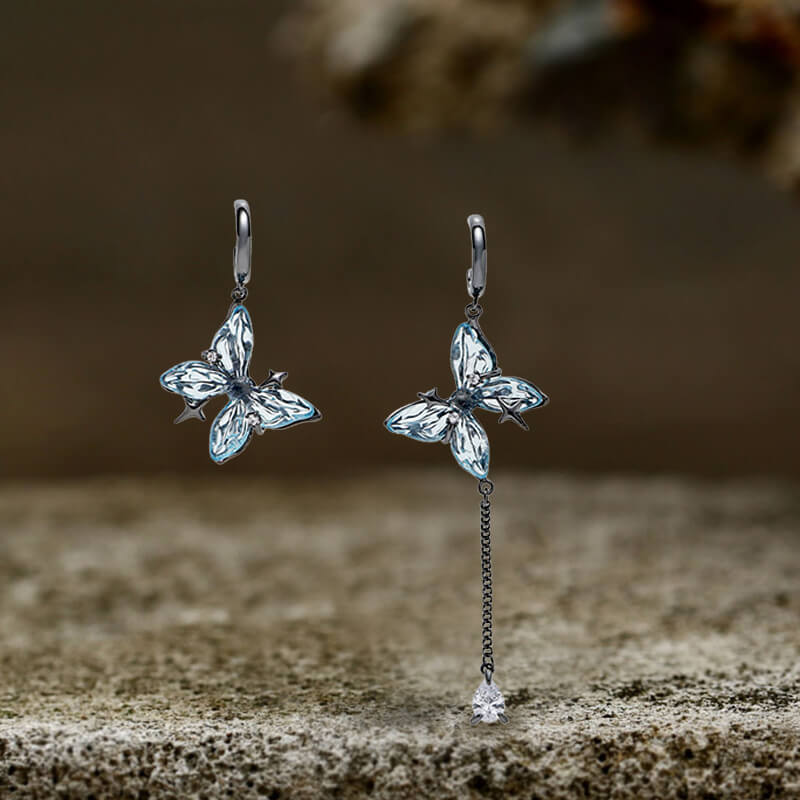 Pendientes colgantes asimétricos con borlas de mariposa azul