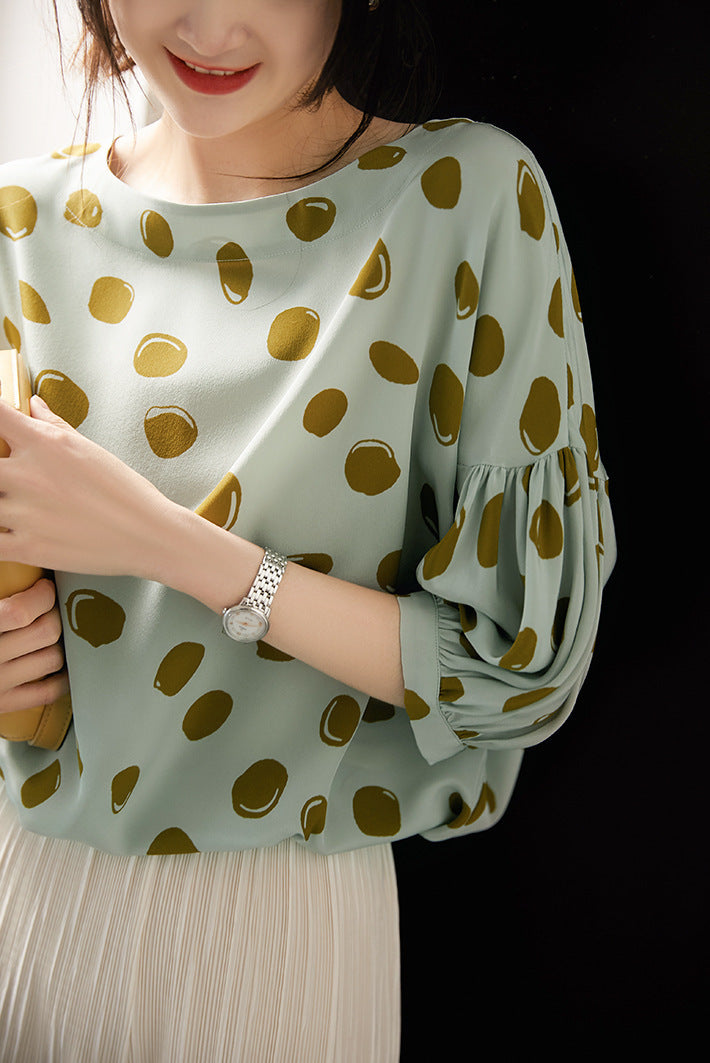 Camisa elegante con mangas abullonadas y estampado romántico retro de burbujas