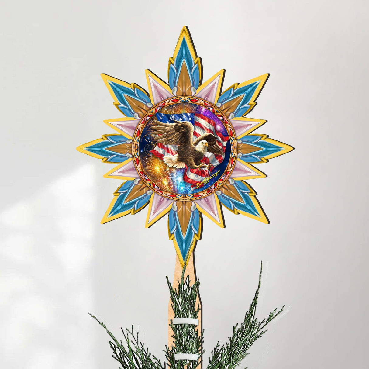 Adorno de madera para la punta del árbol de Navidad con águila patriótica estadounidense de D. Gelsinger - Decoración navideña patriótica - 89515-DG