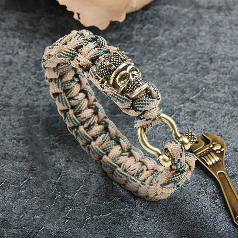 Pulsera de paracord trenzado de latón con cabeza de calavera de camuflaje