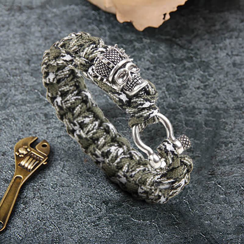 Pulsera de paracord trenzado de latón con cabeza de calavera de camuflaje