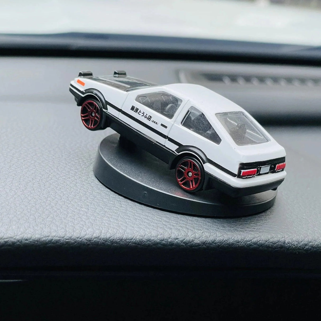 Car AE86 Drift Rotating Ornaments Auto Dashboard Turning AE86 Racing Model Deco Car Interior Classic Center Console Decoration