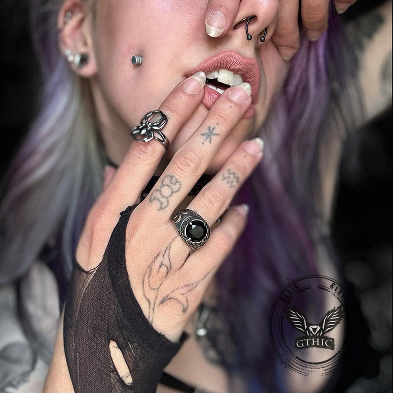 Anillo de acero inoxidable con piedras preciosas talladas