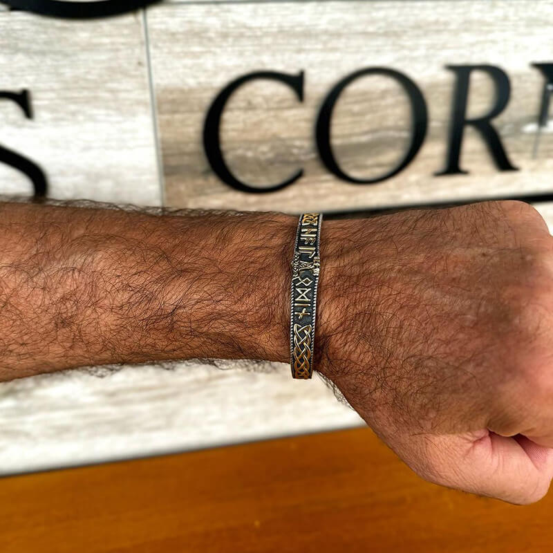 Pulsera vikinga de acero inoxidable con nudo celta y runas Mjolnir