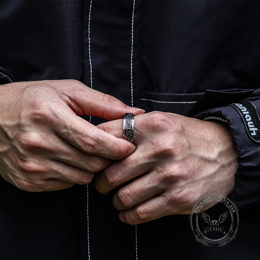 Anillo vikingo giratorio de acero inoxidable con nudo triangular celta