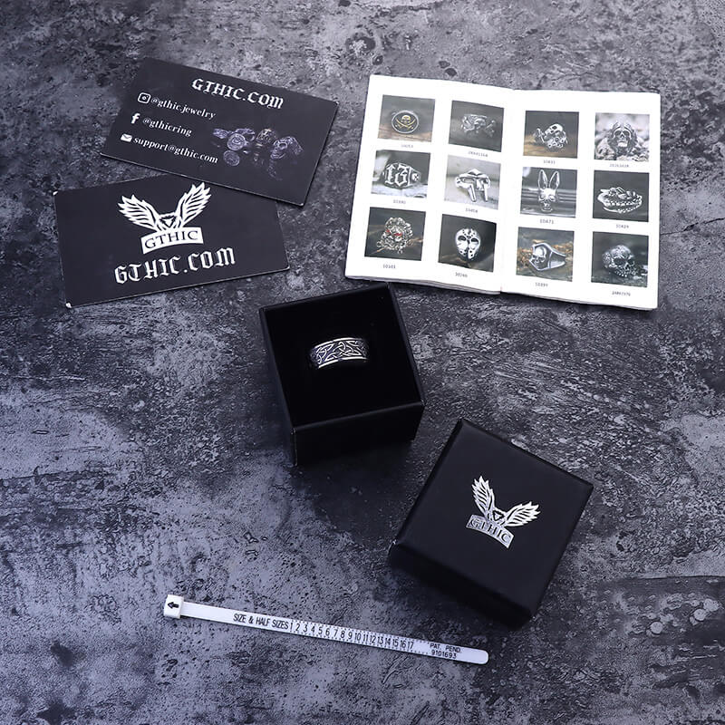 Anillo vikingo de acero inoxidable con nudo celta triquetra