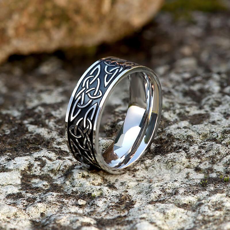 Anillo vikingo de acero inoxidable con nudo celta triquetra
