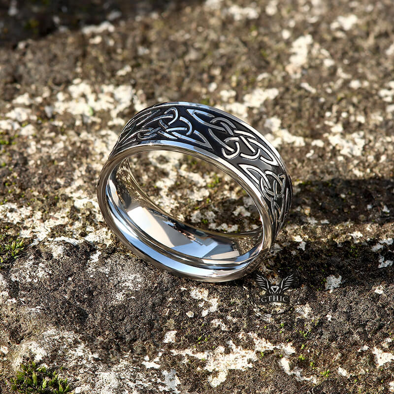 Anillo vikingo de acero inoxidable con nudo celta triquetra