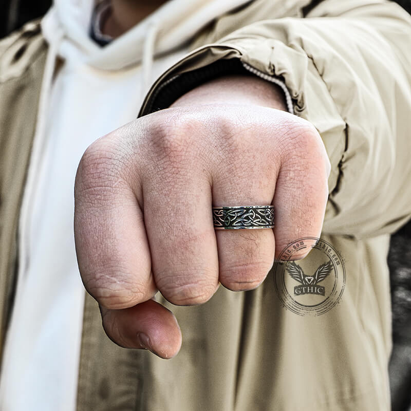 Anillo vikingo de acero inoxidable con nudo celta triquetra