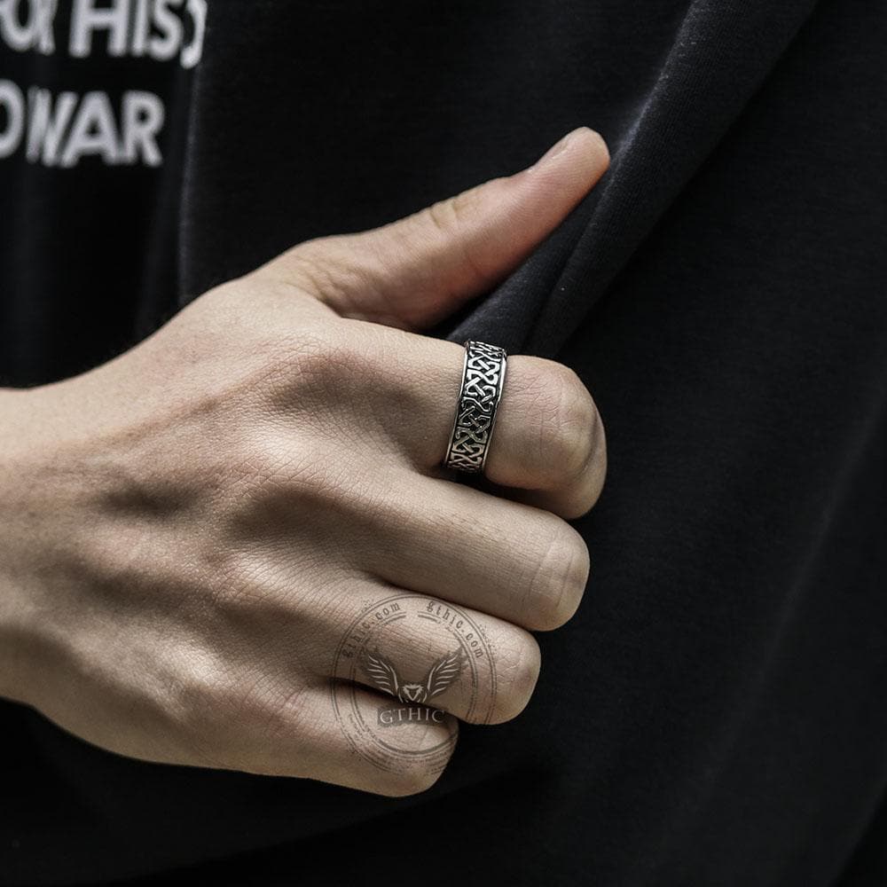 Anillo de acero inoxidable con patrón clásico