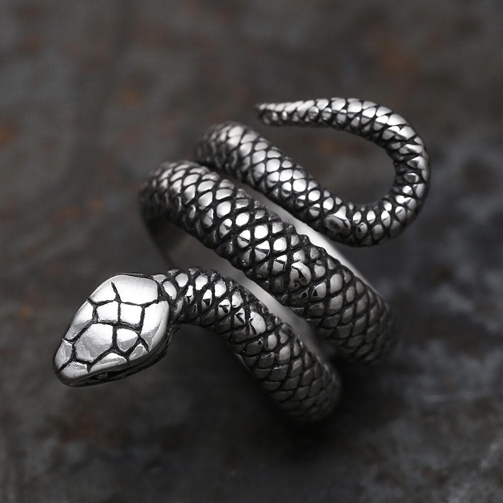 Anillo de acero inoxidable con forma de serpiente enroscada
