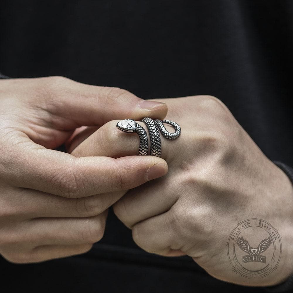 Anillo de acero inoxidable con forma de serpiente enroscada