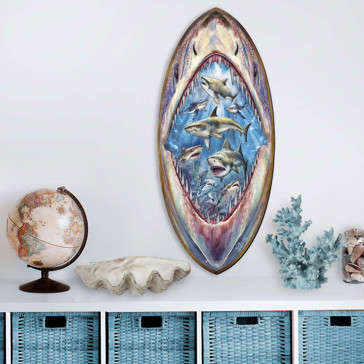 Tabla de surf costera con diseño de tiburón, arte mural artesanal, decoración oceánica de G. DeBrekht - Decoración costera navideña - 8490138HS