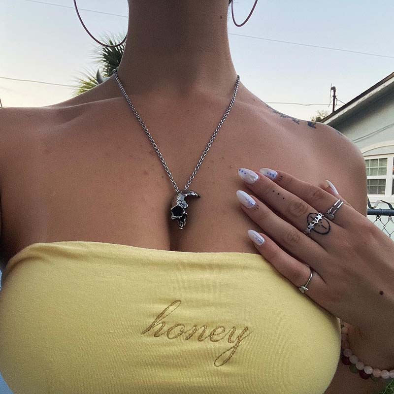 Collar de calavera de media cara dañada